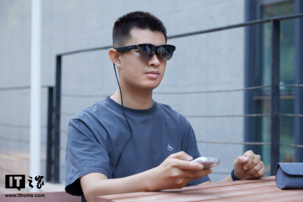 【IT之家开箱】雷⻦ Air 3s Pro 图赏：⼀台可以随时带出⻔的“135 英⼨⼤电视”