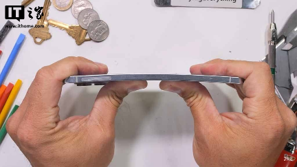 三星 Galaxy S25 Edge 手机通过弯折测试，超薄设计不牺牲耐用性